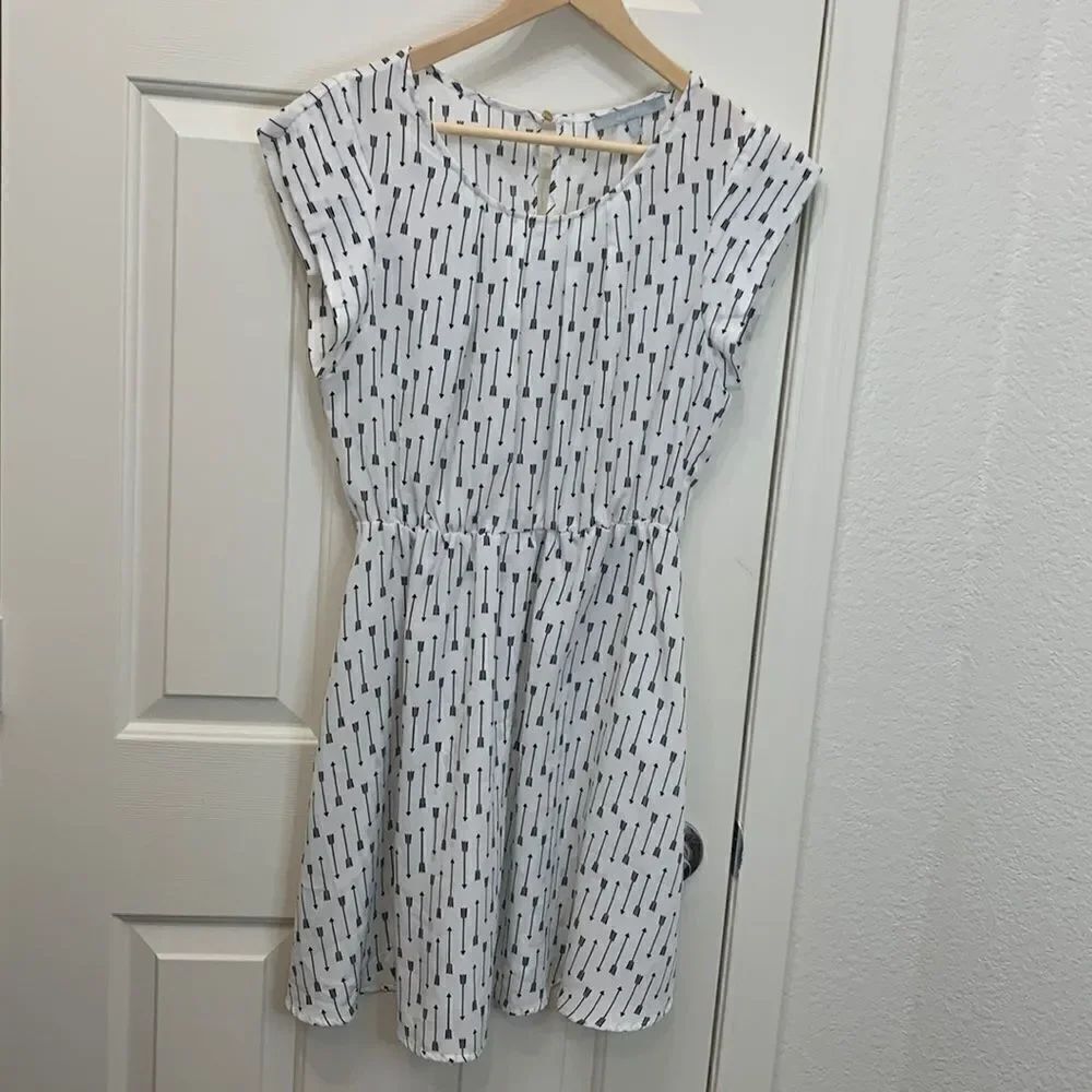 Sweet Rain Size Medium Scoop Neck Short Sleeve White Black Arrows Button Back